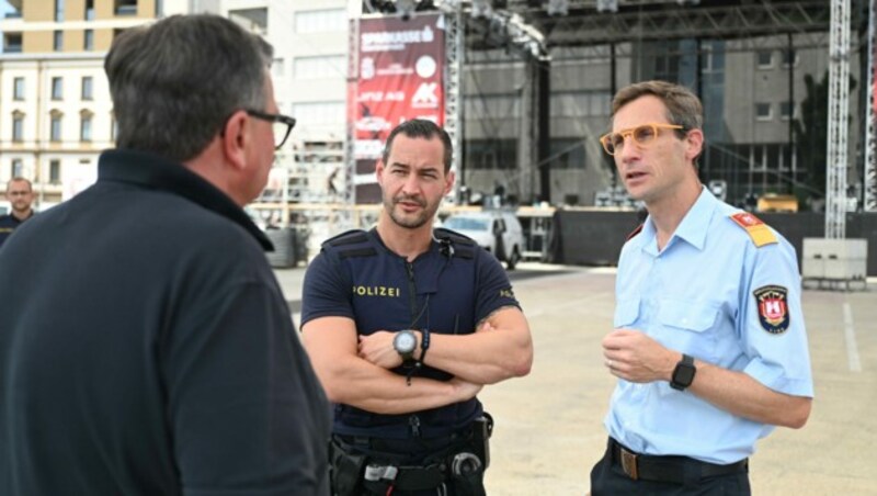 Gut vorbereitet: Stadtpolizeikommandant-Stellvertreter Michael Hubmann (l.) und Branddirektor Stefan Krausbar. (Bild: Markus Wenzel)