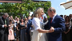 Karin Kneissl wird eine persönliche Freundschaft mit Wladimir Putin nachgesagt. (Archivbild) (Bild: APA/ROLAND SCHLAGER/APA-POOL)