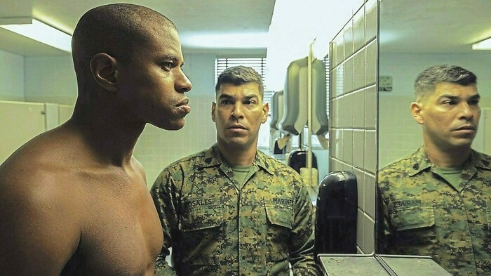 Militärischer Drill, unterdrückte Gefühle - wenn Homosexualität zum Makel wird (mit. J. Pope, li.).
