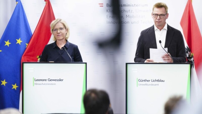 Umweltministerin Leonore Gewessler (Grüne) und Günther Lichtblau (Umweltbundesamt) (Bild: APA/EVA MANHART)