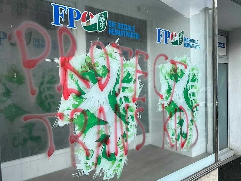 Parolen auf dem Fenster der Parteizentrale. (Bild: FPÖ Steiermark)