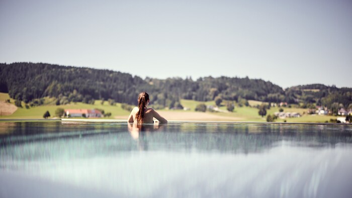 Der SKY-Pool in 36 m Höhe mit Glasboden und atemberaubendem Ausblick.