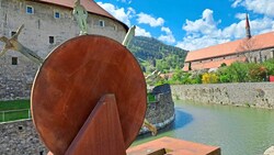 Der Stadtgraben von Friesach mit dem Rad der Fortuna im Vordergrund; rechts hinten die Dominikanerkirche, die größte Kirche Kärntens. (Bild: Kogler Christina Natascha)