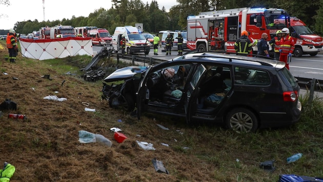 Bei dem furchtbaren Unfall in Sipbachzell schlug ein loser reifen wie eine Kanonenkugel in die Front des rumänischen VW Passat ein. (Bild: Lauber/laumat.at Matthias)