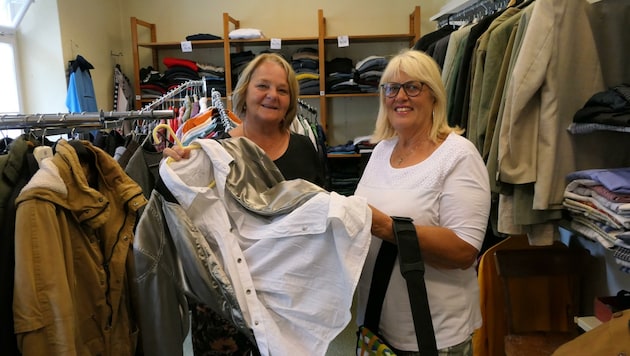 Lydia Gerold (li.) und Rita Eder-Engelbogen sorgen für Ordnung und räumen die Kleidung am passenden Ort ein. (Bild: Martin Oberbichler)