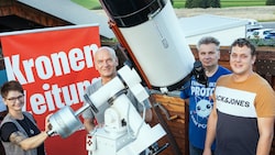 Besondere Sternenblicke wurden den „Krone“-Gewinnern von den Mitgliedern des Astronomischen Zentrums Martinsberg im Waldviertel geboten. (Bild: Klaus Schindler)
