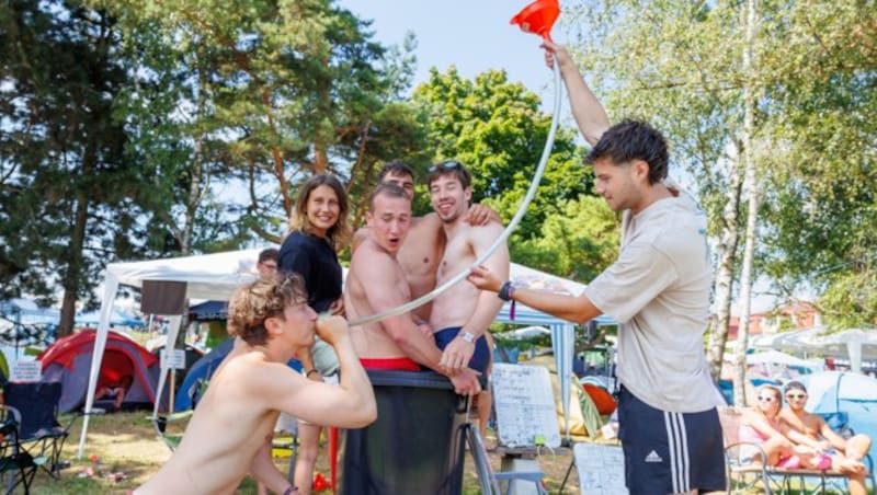 Kein Festival ohne einen kleinen Trichtertrinkwettbewerb (Bild: APA/FLORIAN WIESER)