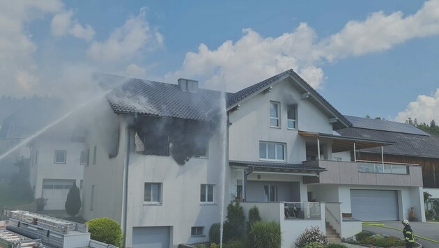 Zehn Feuerwehren waren bei dem brand in Peilstein im Einsatz. (Bild: FF Peilstein)