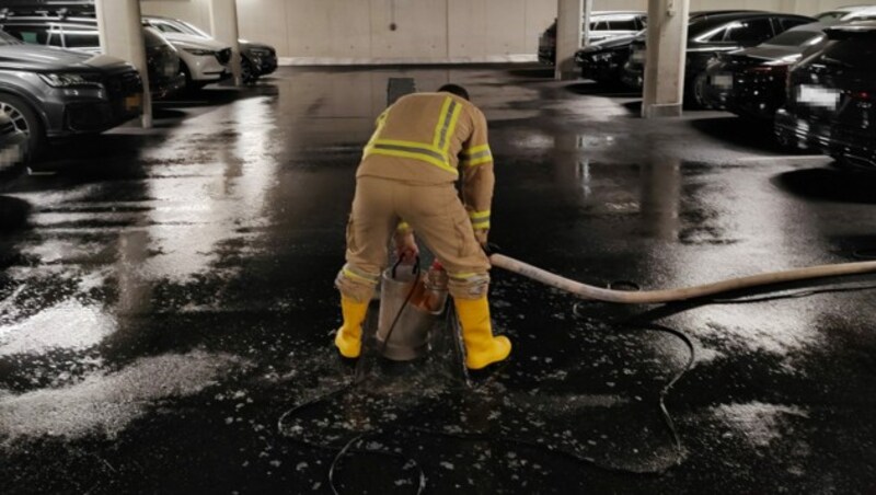 Die Feuerwehr beim Auspumpen einer Tiefgarage im Zillertal. (Bild: zoom.tirol)