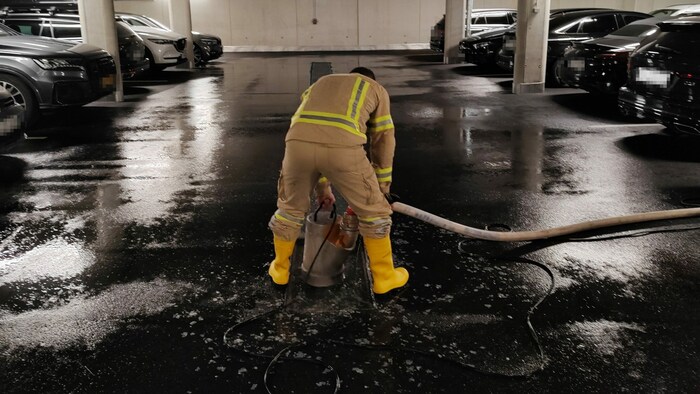 Die Feuerwehr beim Auspumpen einer Tiefgarage im Zillertal.
