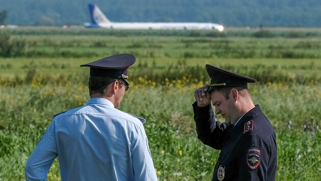 Drei russische Flieger bekamen kurzerhand eine Ausnahmegenehmigung. (Bild: AFP/Yuri KADOBNOV)