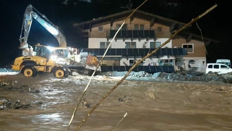 Die blockierten Straßen wurden von der Straßenmeisterei bis spät in die Nacht aufgeräumt. (Bild: Land Salzburg/Manfred Höger)