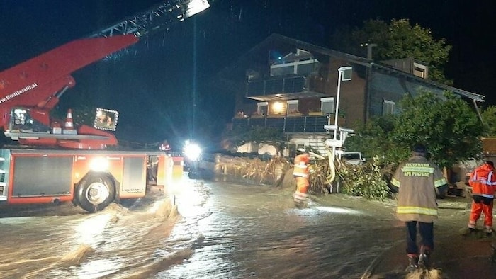 Die blockierten Straßen wurden von der Straßenmeisterei bis spät in die Nacht aufgeräumt.