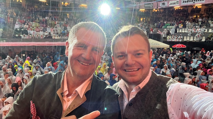 Veranstalter Thomas Rass (links) mit „Warm-Upper“ und Moderator Lukas Brunner vom Tiroler Radiosender U1.