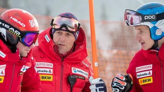 Manfred Widauer (Mitte), hier mit Beat Feuz (li.) und Martin Odermatt (re.) ist neuer Cheftrainer von Österreichs Paraski-Assen. (Bild: Swiss Ski)