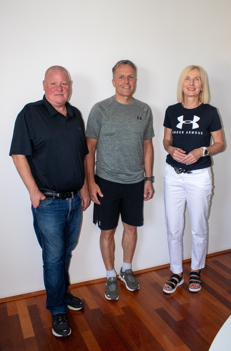 Manfred Widauer mit Roswitha Stadlober und Hermann Mayrhuber, sportlicher Leiter des Paraski-Teams. (Bild: ÖSV/ CLEMENS DERGANC)