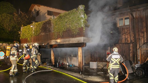 Das Carport wurde erheblich i Mitleidenschaft gezogen. (Bild: Stefan Zangerl / mathis.studio)