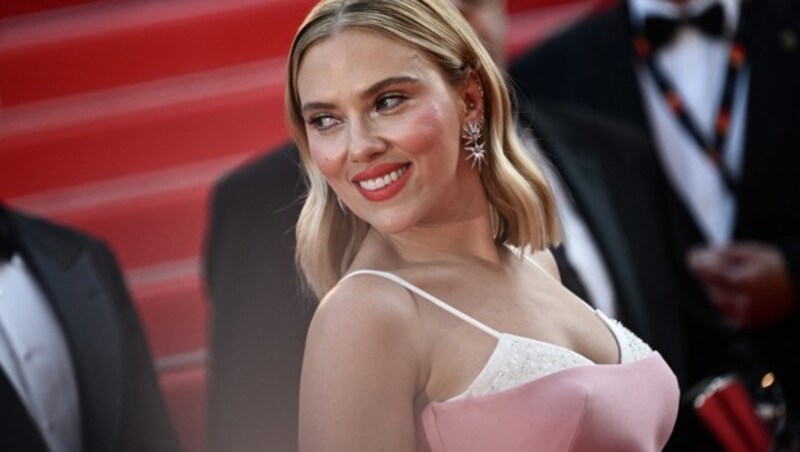 Scarlett Johansson findet, es ist eine „starke Botschaft“, dass sich Pamela Anderson ungeschminkt zeigt. (Bild: APA/AFP/LOIC VENANCE)