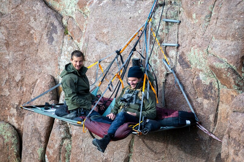 In „Bear Grylls: Stars am Limit“, wie die Sendung auf Deutsch heißt, werden die Promis von dem Survival-Experten acht Stunden lang auf ihre Tauglichkeit für das Überleben in der Wildnis getestet. (Bild: Jeff Ellingson/Nat Geo via AP)