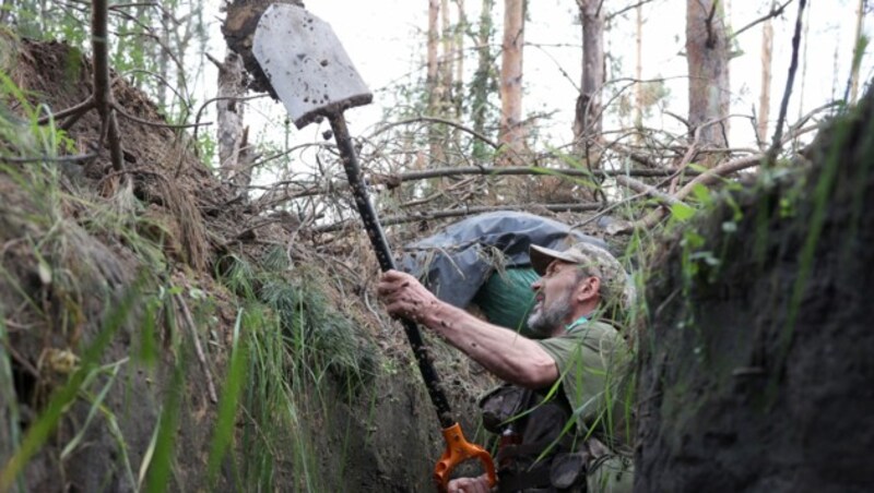 Unzählige Minen und Schützengräben erschweren den Vorstoß der Ukraine massiv. (Bild: AFP/Anatolii STEPANOV)