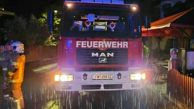 Nächtlicher Einsatz für die Feuerwehr in Stumm. (Bild: zoom.tirol)