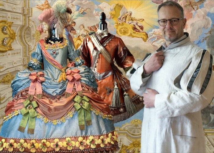 Intendant Bernd Bienert mit den fabelhaften Schauspielern.