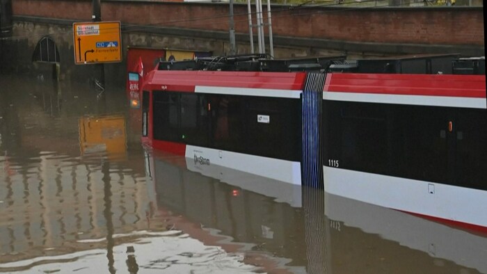 Selbst in Straßenbahngarnituren standen die Passagiere im Wasser.