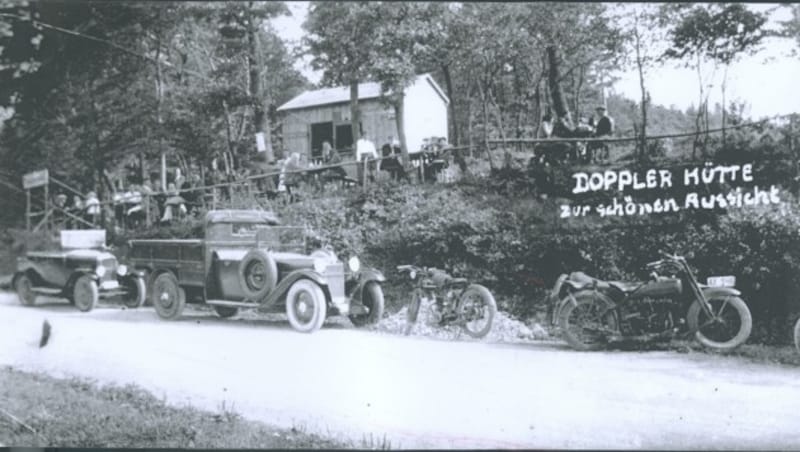 Schon als die Oldtimer von heute noch neu waren, galt die Dopplerhütte bei Tulln als beliebter Treffpunkt. (Bild: Honorar)