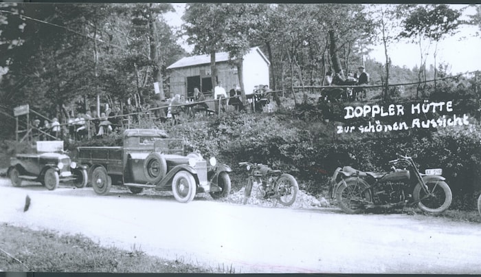 Schon als die Oldtimer von heute noch neu waren, galt die Dopplerhütte bei Tulln als beliebter ...