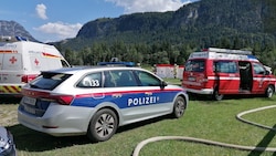 Die Einsatzkräfte vor Ort. Für den Piloten kam aber jede Hilfe zu spät. (Bild: zeitungsfoto.at)