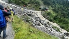 Auch mit Hilfe eines Traktors wurden die Wanderer über den Bach bzw. die Mure in Holzgau ...