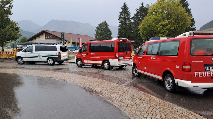 Feuerwehr und Bergrettung holten rund 250 Personen vom Neunerköpfle in Tannheim.
