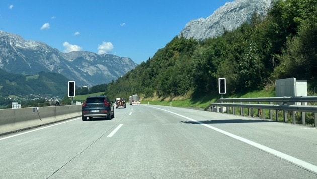 Die beiden Ampeln stehen etwa 700 Meter vor der A10- Abfahrt von Pfarrwerfen in Fahrtrichtung Salzburg. (Bild: Maximilian Kronberger)
