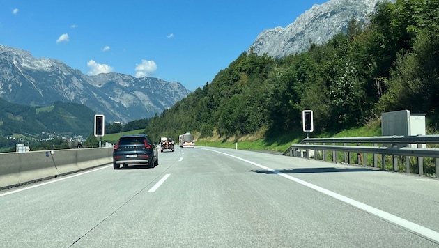 Die beiden Ampeln stehen etwa 700 Meter vor der A10- Abfahrt von Pfarrwerfen in Fahrtrichtung Salzburg. (Bild: Maximilian Kronberger)