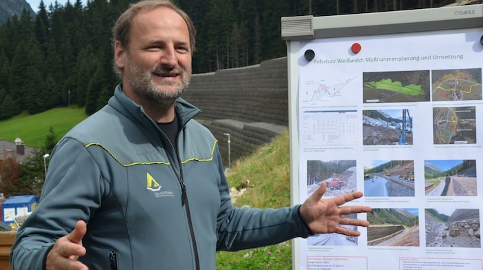 WLV-Oberlandchef Daniel Kurz versucht, die Komplexität des gewaltigen Baukörpers zu erklären.