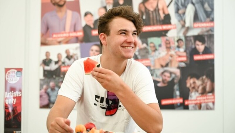 Chris Steger genoss Backstage eine Wassermelone. (Bild: Wenzel Markus)