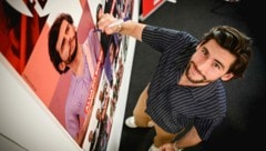 Alvaro Soler unterschrieb vor seinem Auftritt auf dem Fest-Plakat. (Bild: Markus Wenzel)