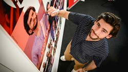 Alvaro Soler unterschrieb vor seinem Auftritt auf dem Fest-Plakat. (Bild: Markus Wenzel)