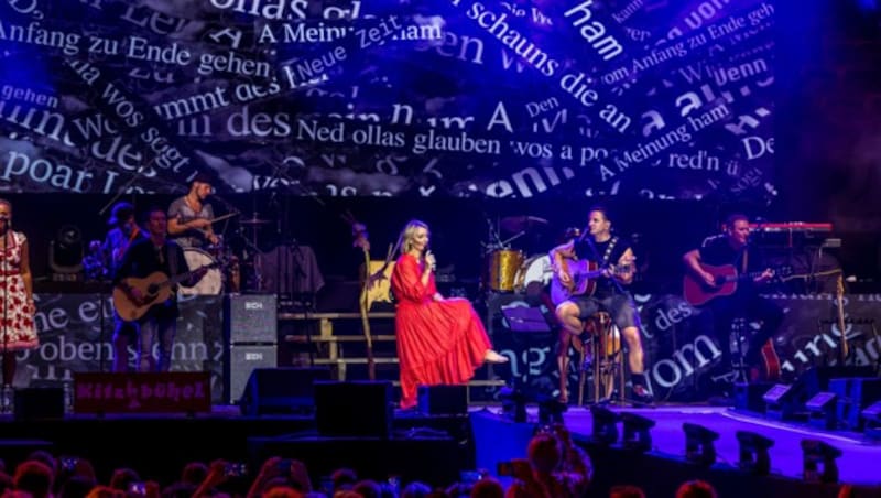 Monika Gruber und Andreas Gabalier mit dem Song „A Meinung haben“ (Bild: kitzmusik/Lobenwein)