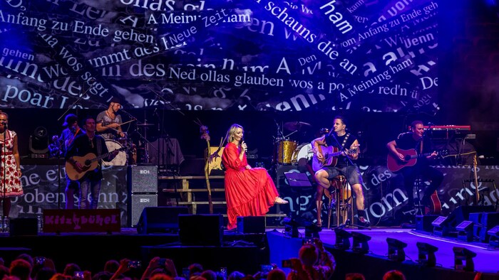 Monika Gruber und Andreas Gabalier mit dem Song „A Meinung haben“