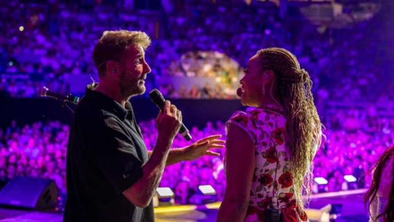 Mark Keller mit einer der Background-Sängerinnen (Bild: kitzmusik/Lobenwein)