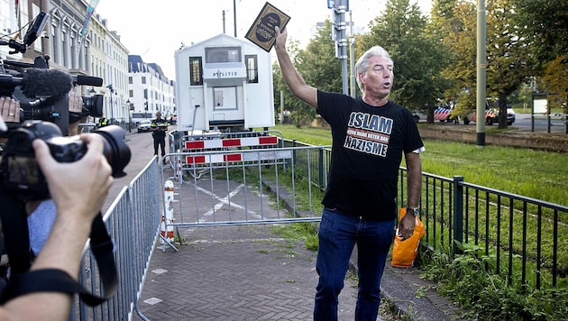 Edwin Wagensveld während seiner Aktion (Bild: APA/AFP/ANP/Ramon van Flymen)