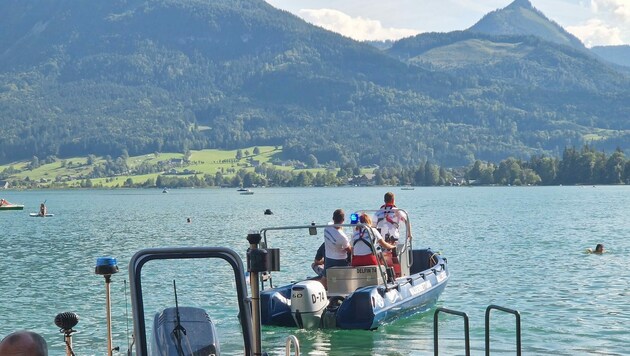 Taucher von Feuerwehr und Wasserrettung waren viele Stunden im Einsatz, um den Vermissten im Wolfgangsee zu finden. (Bild: Wasserrettung Salzburg)