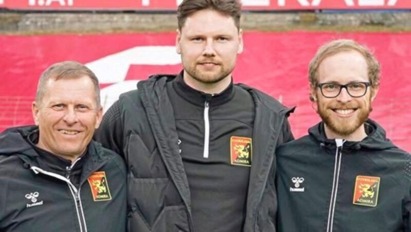 Wright (M.) mit Pratl (r.) und Gruber. (Bild: Flyeralarm Admira)