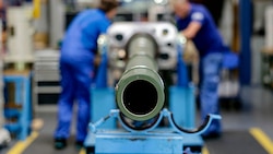 Das Rüstungsunternehmen Rheinmetall will möglichst bald in der Ukraine selbst produzieren. (Bild: APA/AFP/Axel Heimken)