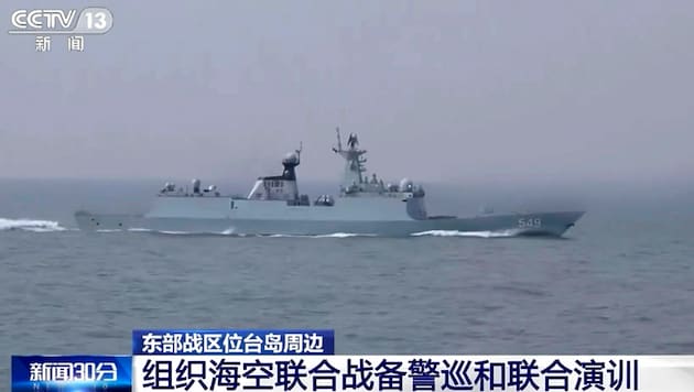 Das chinesische Staatsfernsehen zeigte Aufnahmen von der Übung rund um Taiwan. (Bild: AP)