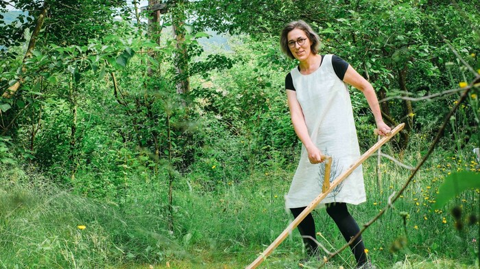 Sanfter Sport: Hedda Malicky mäht schwungvoll eine Wiese