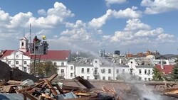Trümmerteile im Stadtzentrum von Tschernihiw (Bild: Ukrainisches Innenministerium)