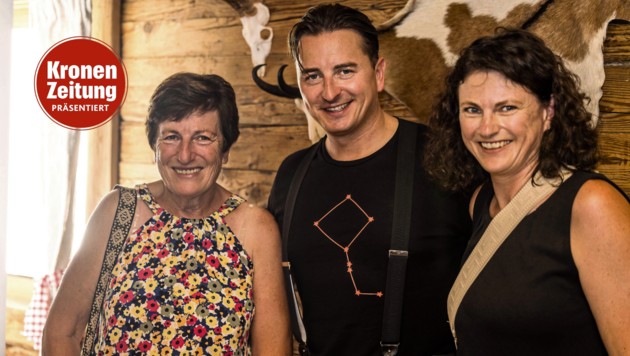 Andreas Gabalier mit Gewinnerin Claudia Oberbarleitner (rechts) und ihrer Mama Marlies Wimmer. (Bild: kitzmusik/Lobenwein)