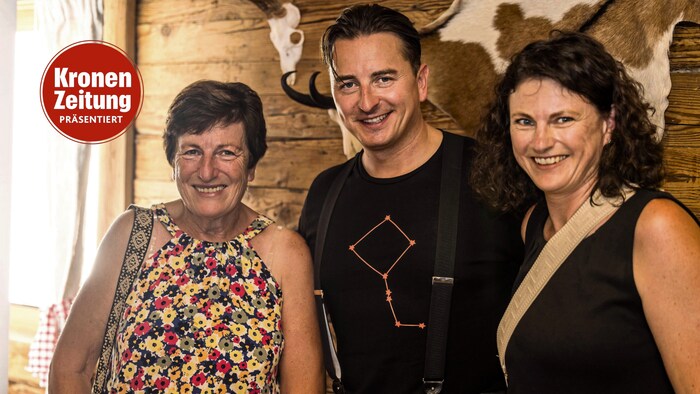 Andreas Gabalier mit Gewinnerin Claudia Oberbarleitner (rechts) und ihrer Mama Marlies Wimmer.
